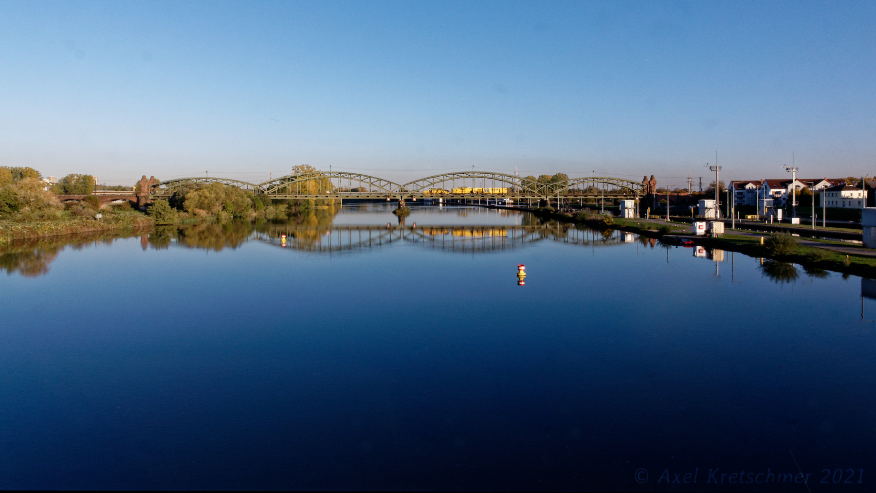 BlauesWasser_Main_Bruecke_vonder-Schleuuseaus17-16-46_R1001914_DSC-RX10M4_SCRQUER_UHD_16-9_3